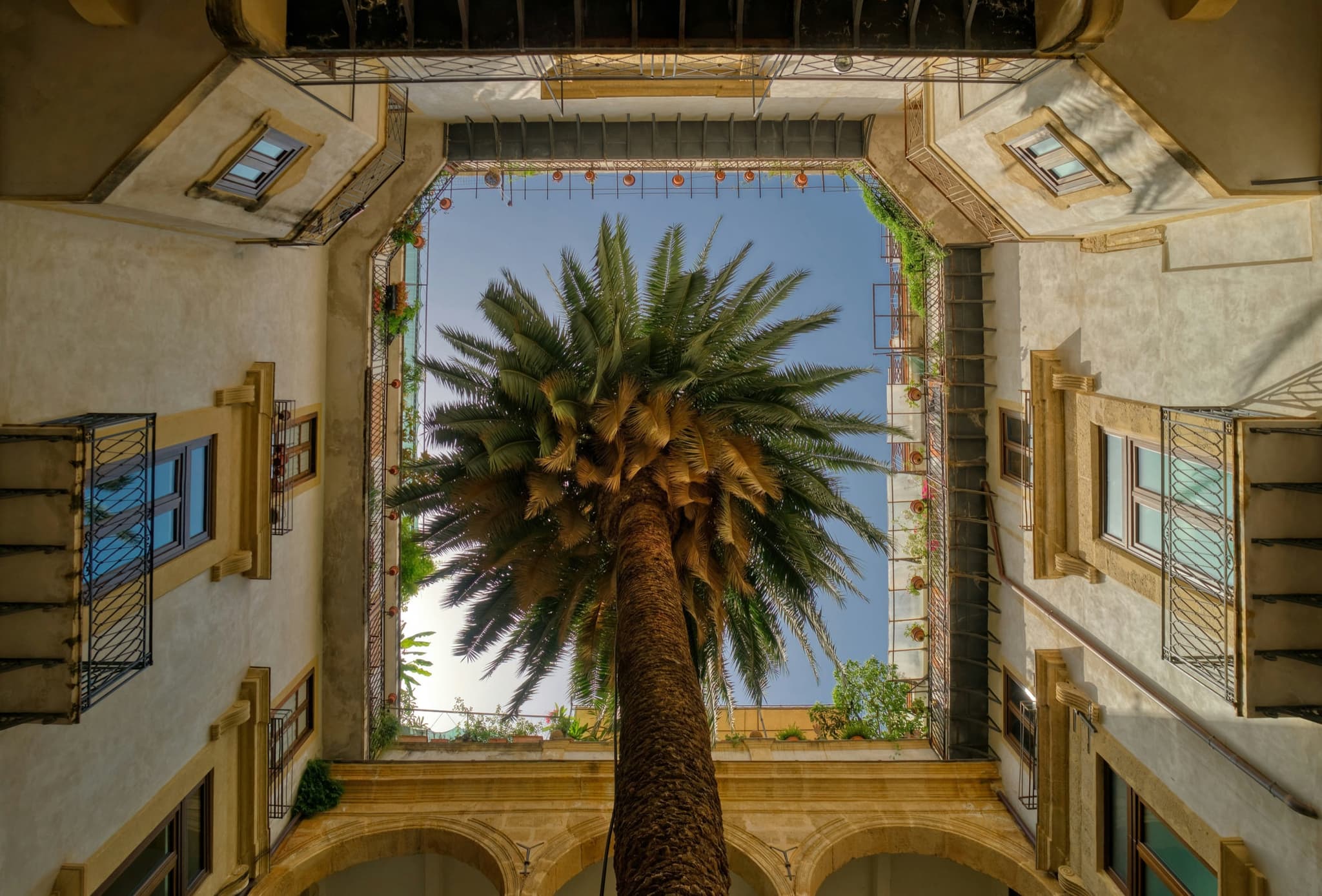 Cortile di un palazzo nobiliare nel centro storico di Palermo